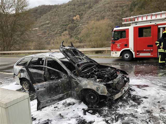 PKW brennt auf der B49