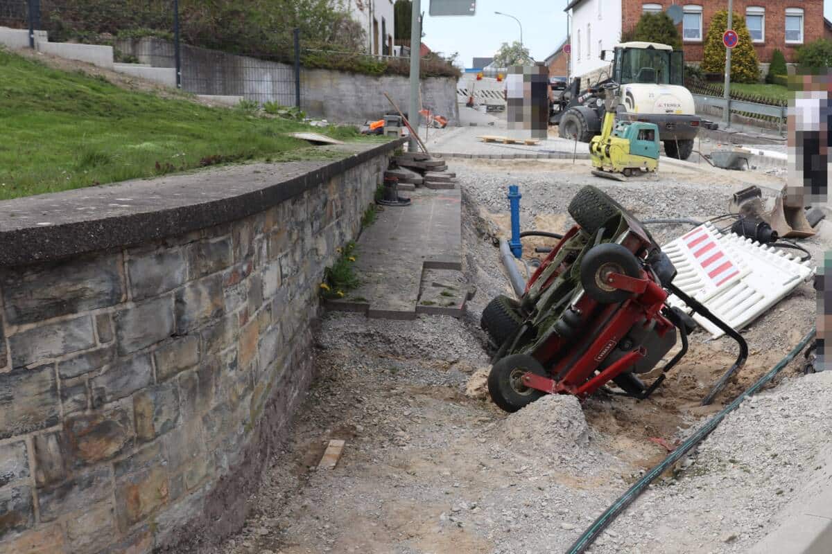 Der Fahrer stürzte mit dem Aufsitzmäher von der Mauer ab.