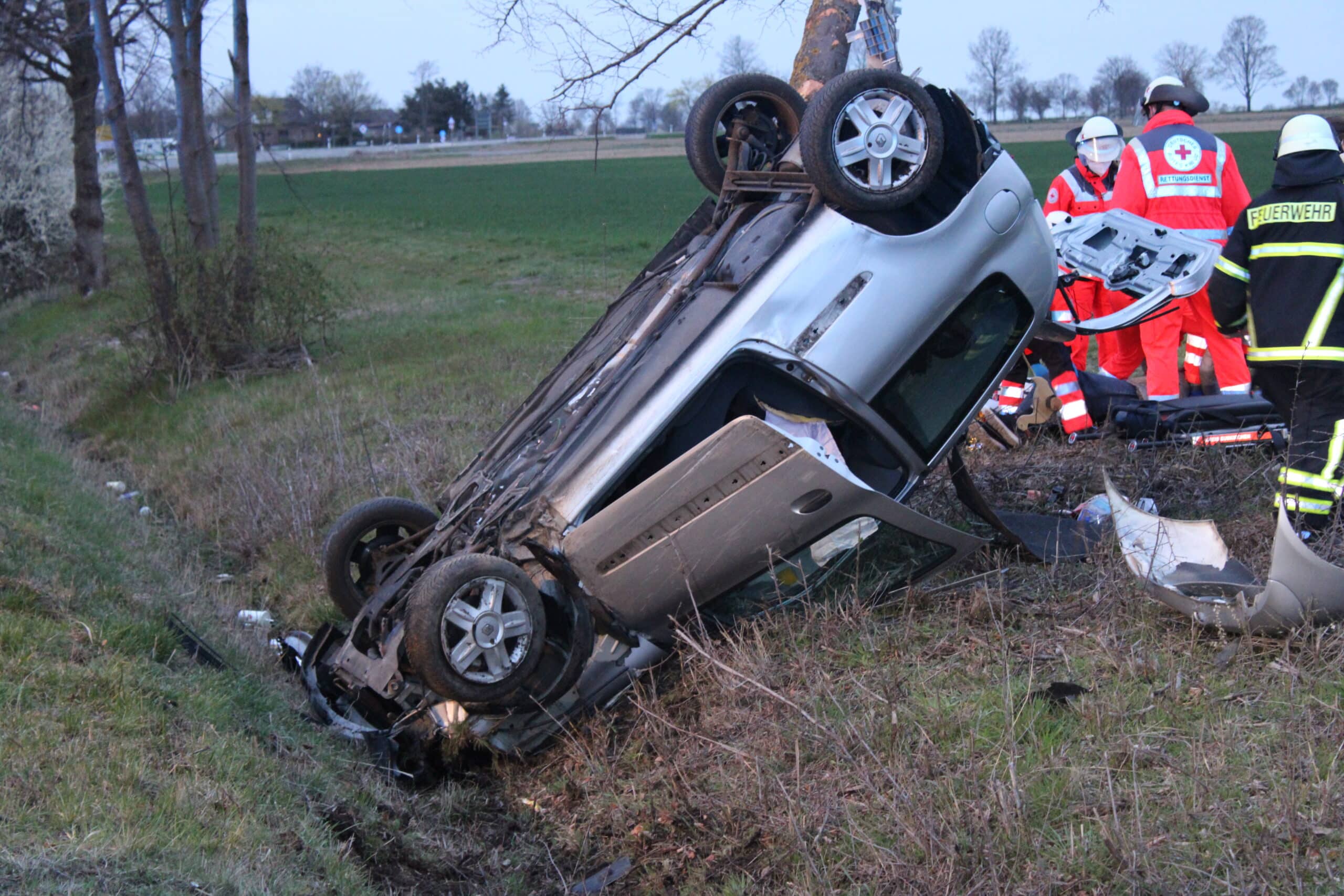 total beschädigter Pkw nach Überschlag