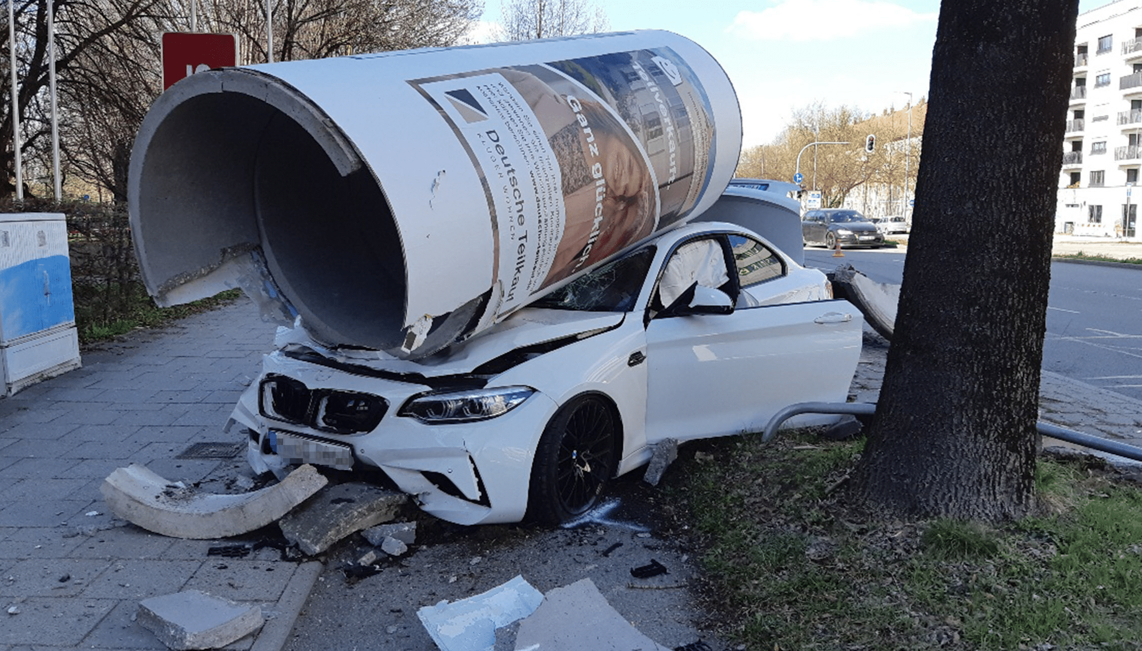 Litfaßsäule in Schwabing München Unfall