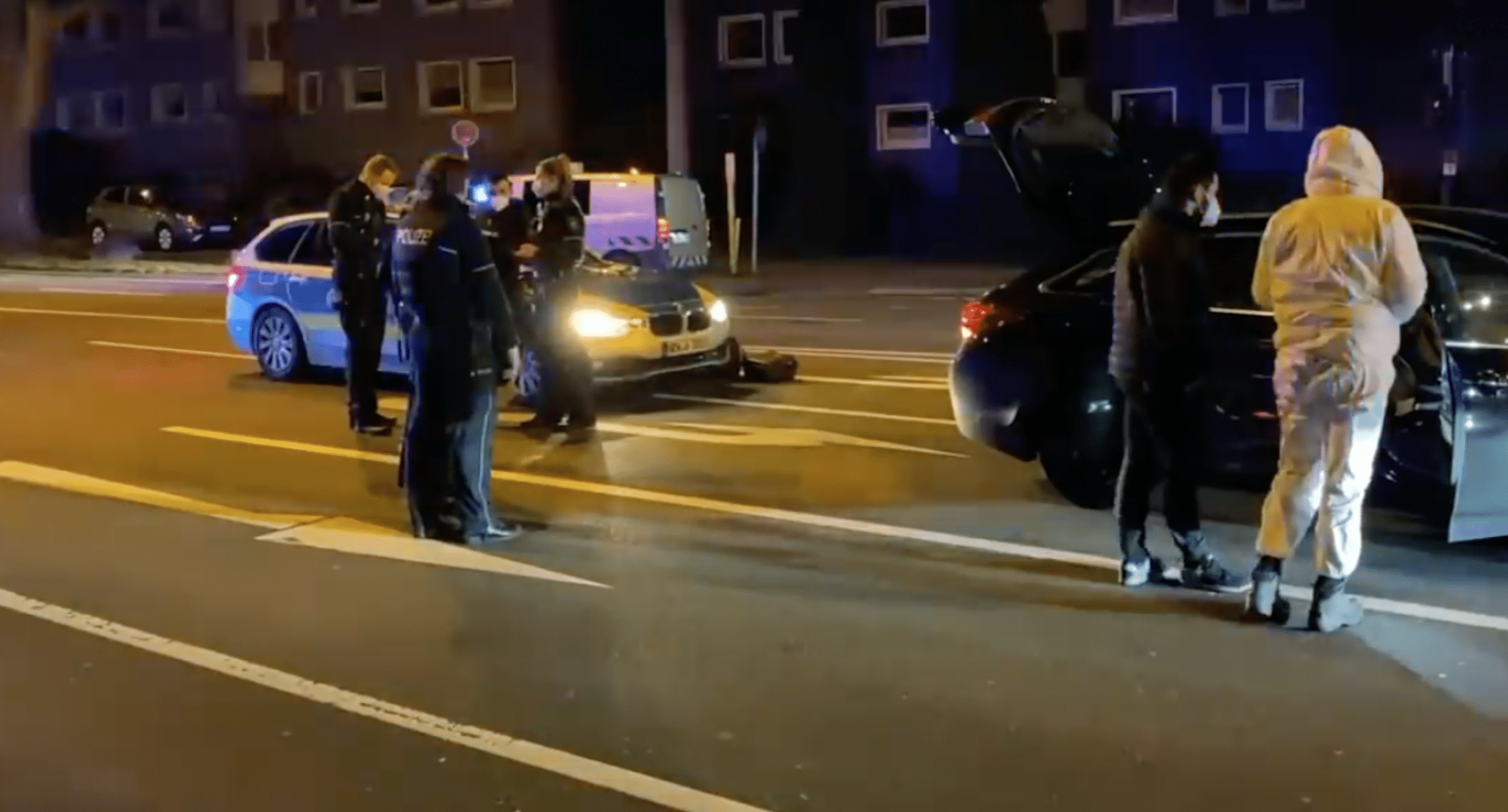 Angriff mit Schusswaffen in Essen Porsche Cayenne A 40 flüchtig