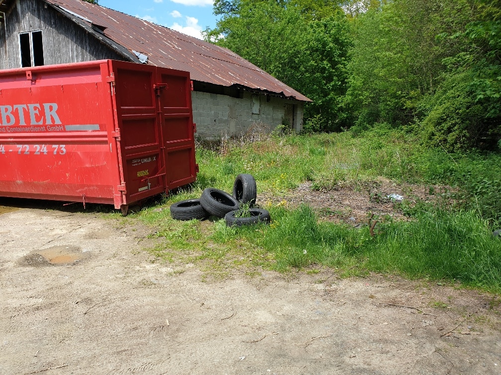 Illegal entsorgte Altreifen