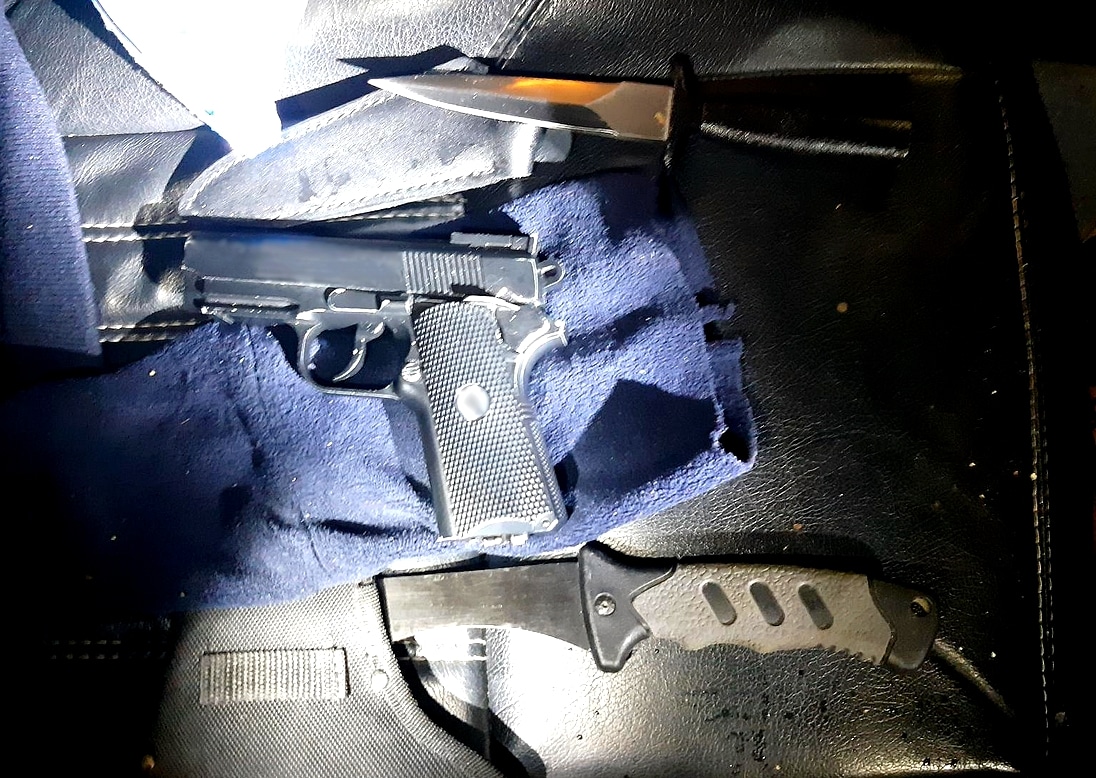 56 Jähriger Brite mit mehreren Waffen an Bord