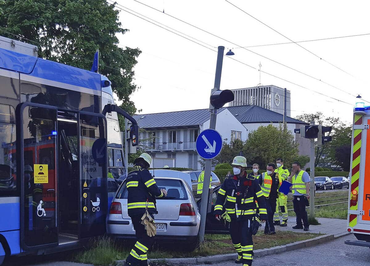 Tram mit PKW kollidiert – Insassen verletzt