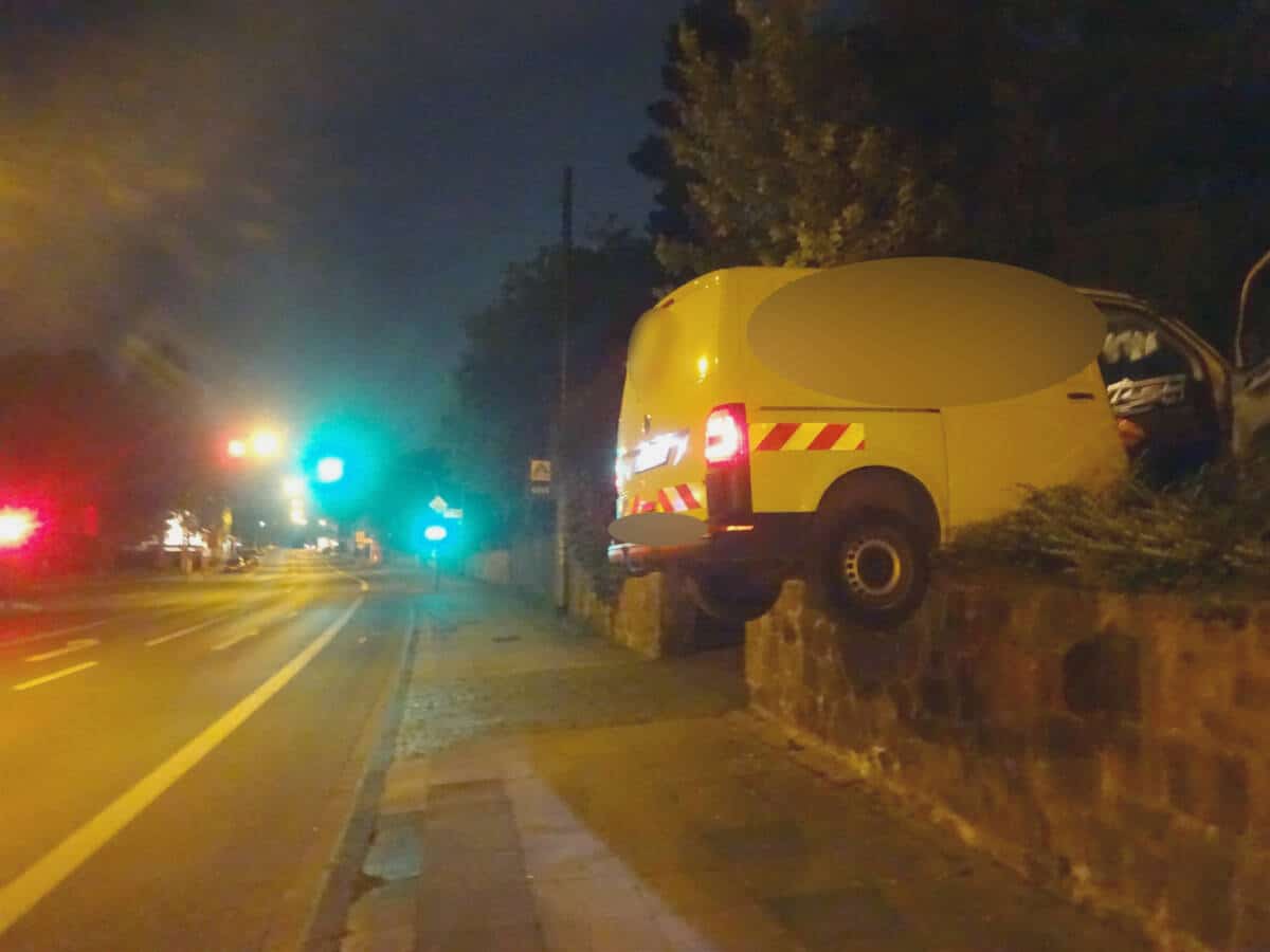 Transporter auf Mauer