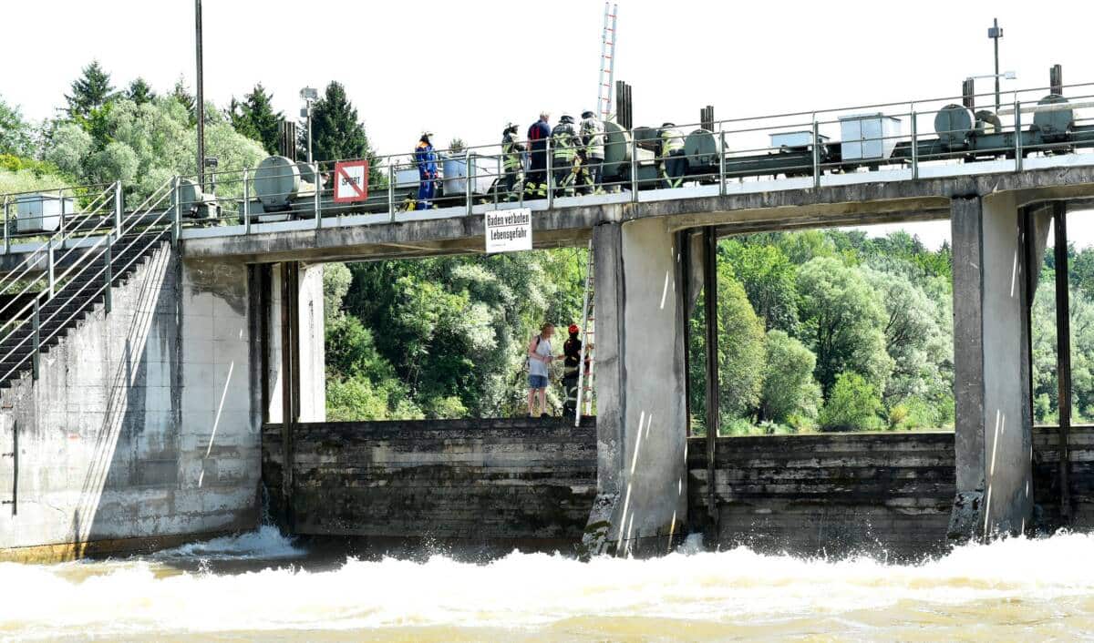 Schlauchbootfahrt endet am Wehr