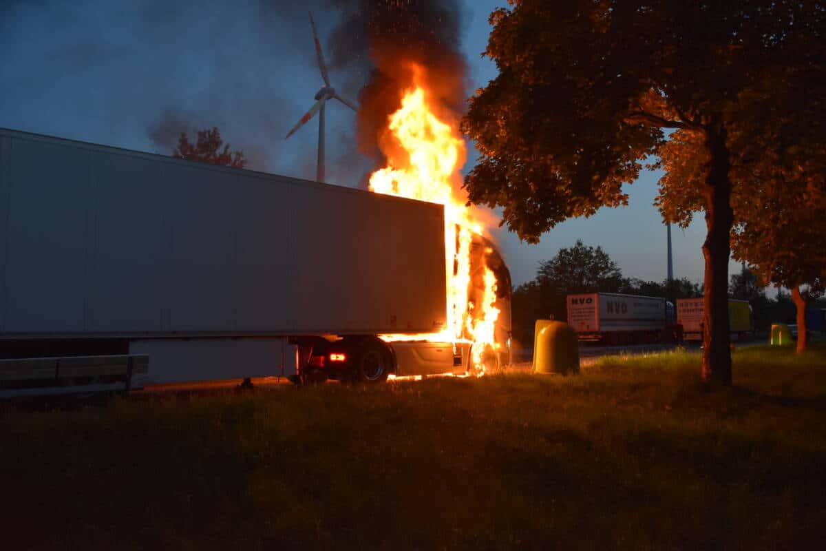 Brand eines Sattelzuges auf Parkplatz der A28