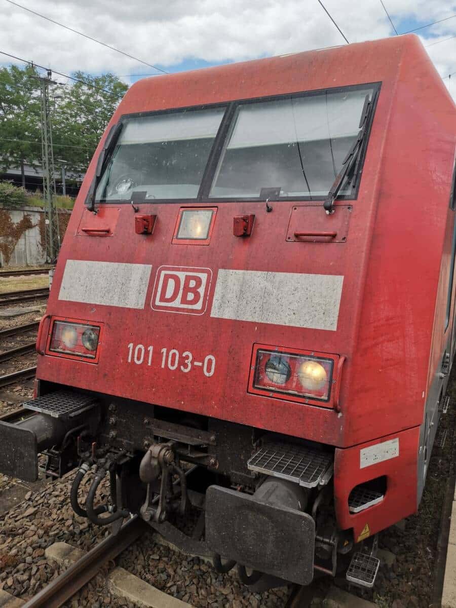 Beschädigte Frontscheibe am Eurocity EC 9; Foto: Bundespolizei