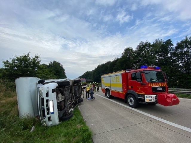 Nach Reifenplatzer verunfalltes Wohnmobil