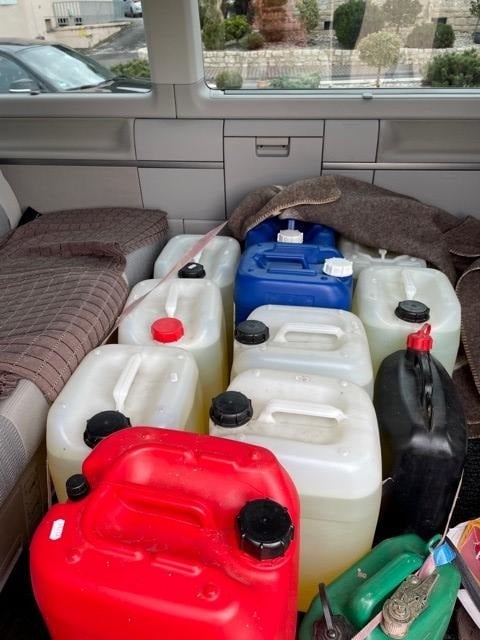 12 Kanister mit 240 Liter Benzin; Foto: Bundespolizei