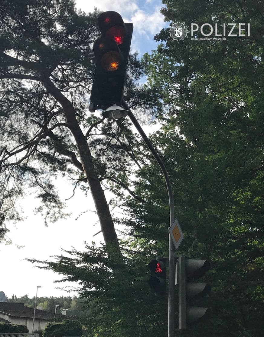 Mit Bagger an Ampel hängen geblieben