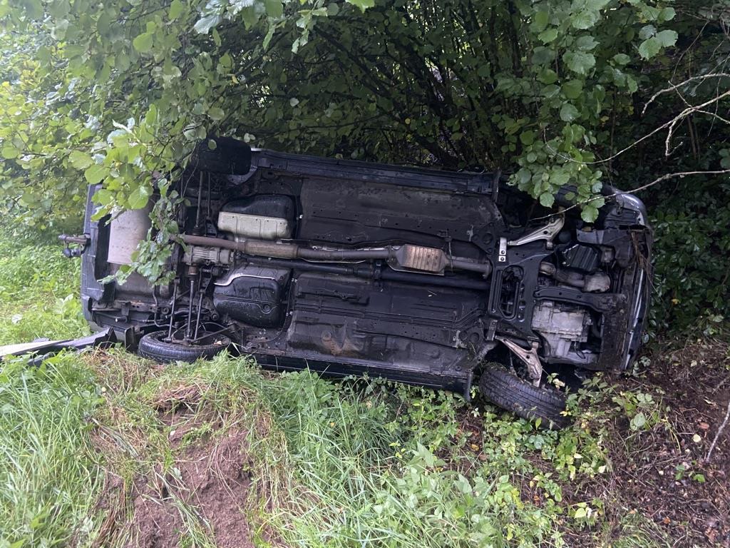 Pkw landet nach Unfall im Graben
