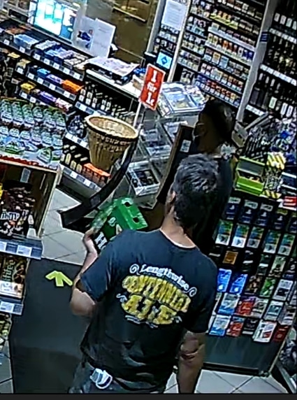 Das Foto zeigt den Tรคter bei seinem ersten Besuch in der Tankstelle