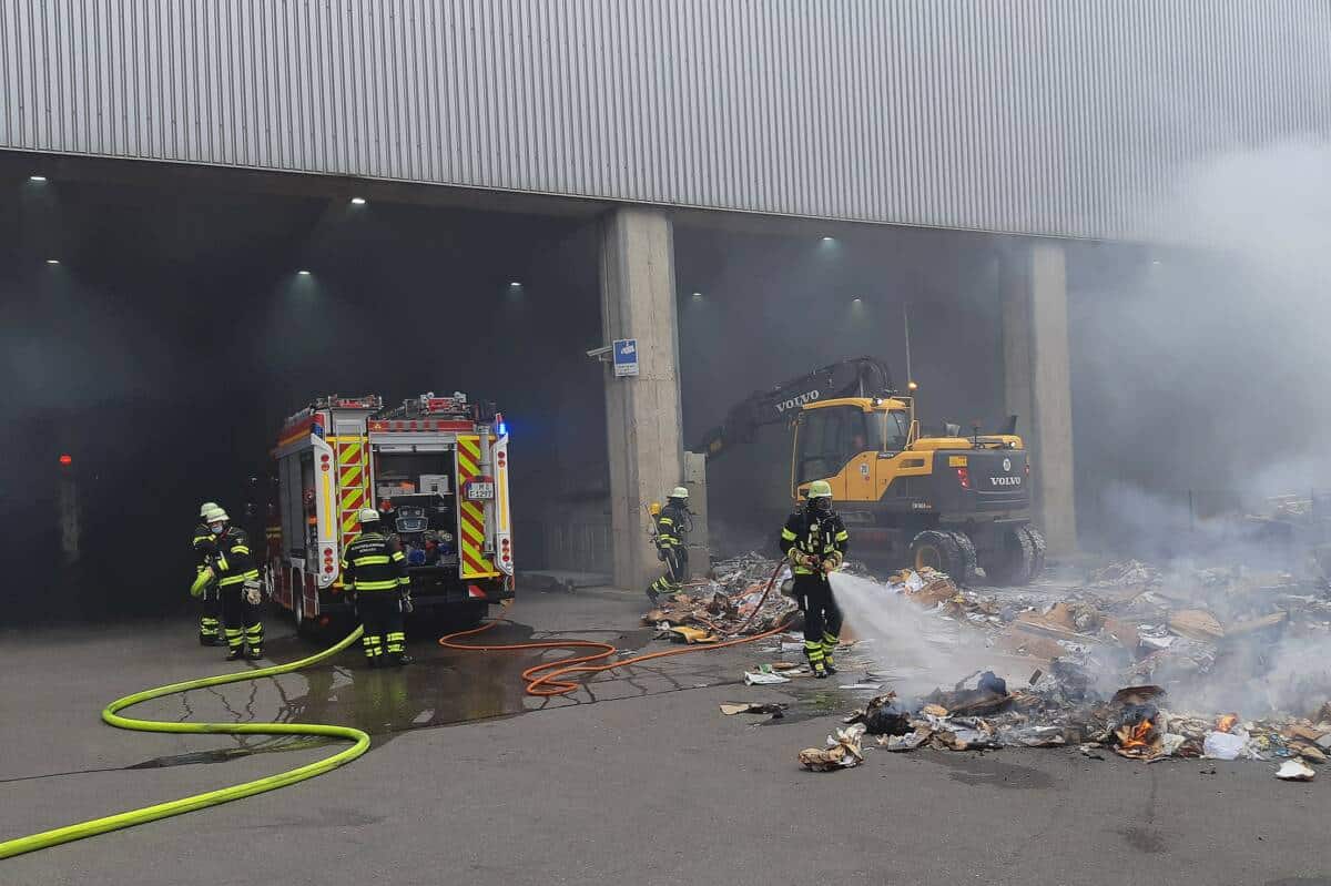 Brennendes Müllfahrzeug