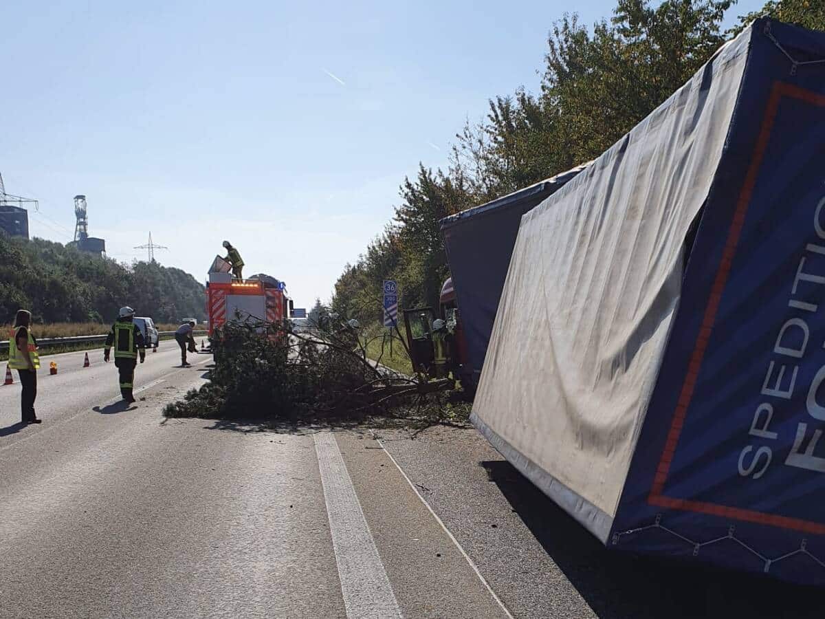 Nach einem medizinischen Notfall kam der LKW von der Fahrbahn ab.