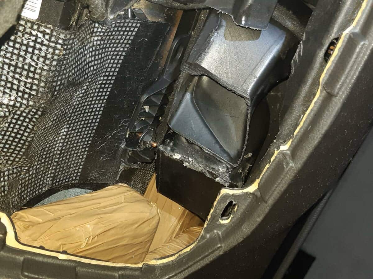 Professionelles Drogenversteck im Auto