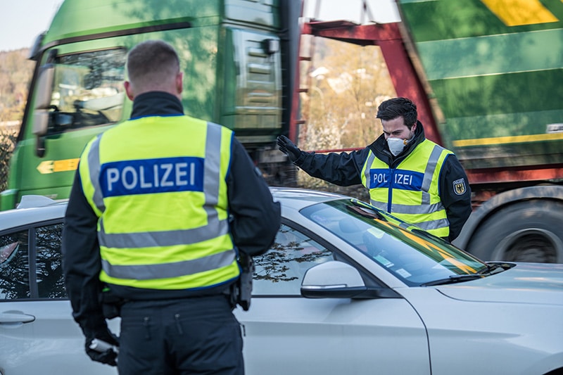 Bundespolizisten stoppen drei kosovarische Migranten bei der Einreisekontrolle