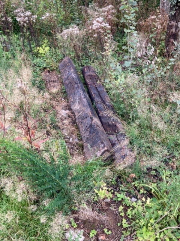 Entsorgte Bahnschwellen bei Rosenheim