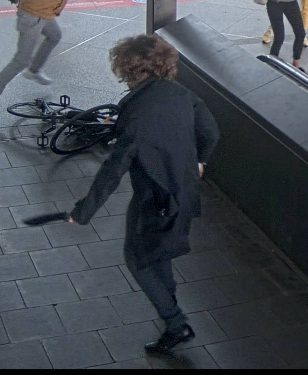 Der Tatverdächtige mit dem machetenartigen Messer in der Hand.