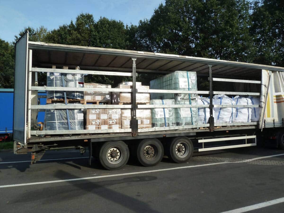 mangelhafte Ladungssicherung bei kontrolliertem Sattelzug