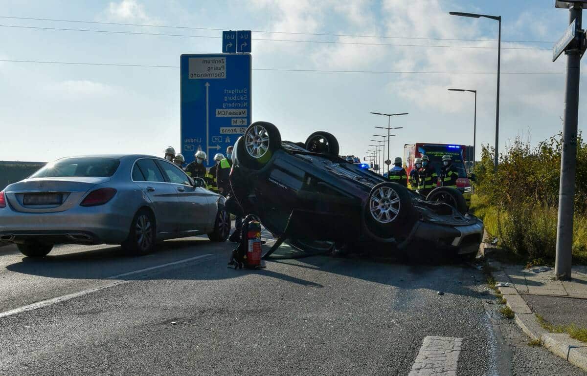 Pkw liegt auf dem Dach