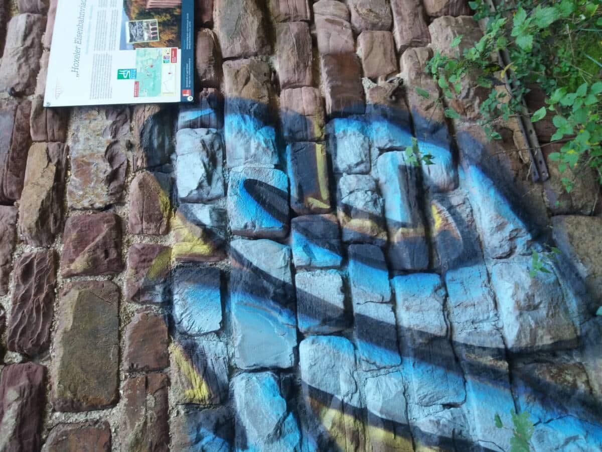 Graffiti an Hoxeler Eisenbahnviadukt