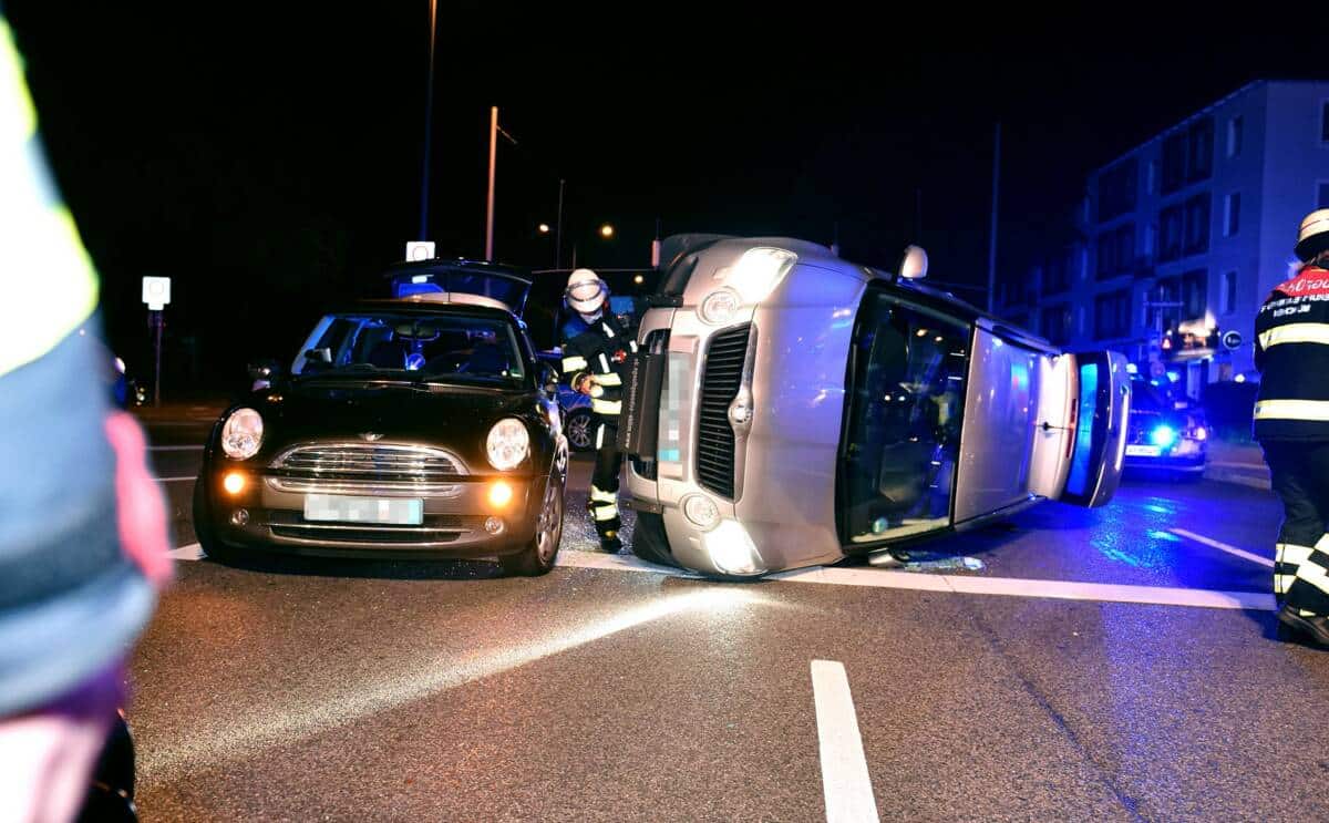 Pkw kollidieren auf Kreuzung