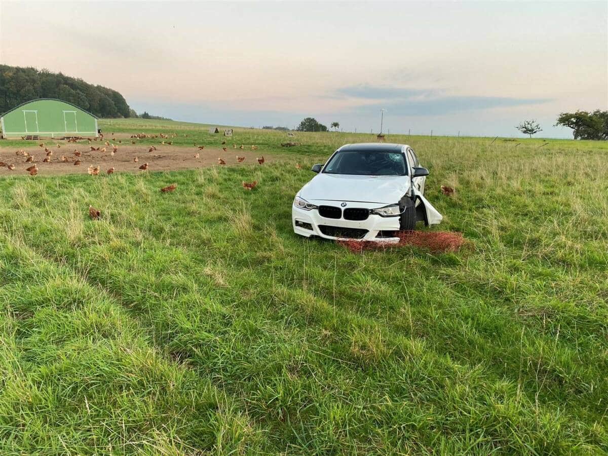 Endstand des verunfallten PKW im Hühnergehege