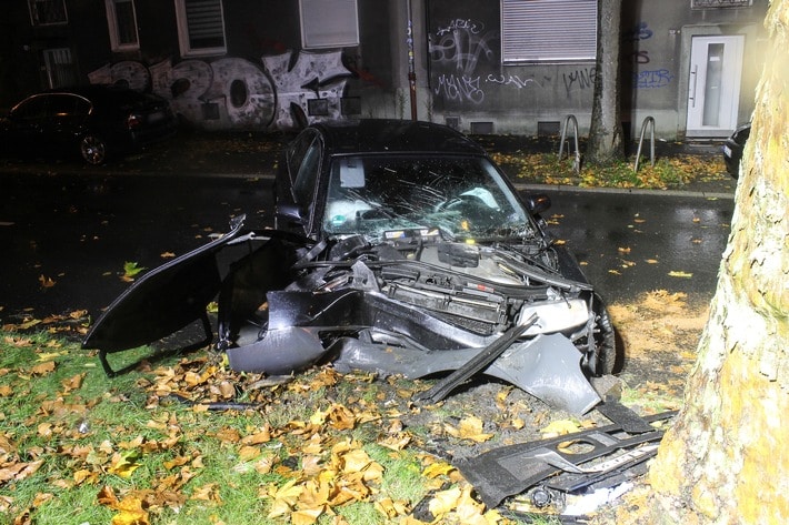 pol-bo-schwerer-unfall-in-bochum-autofahrer-18-st-t-gegen-baum