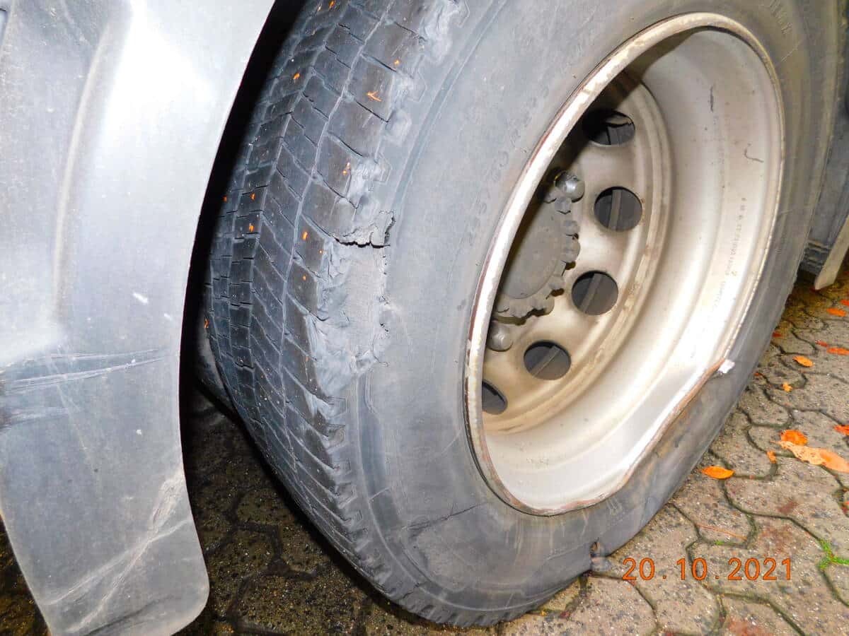 unfallbedingt beschädigtes Rad der Hinterachse