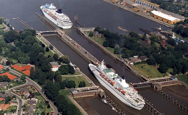 Kollision zweier Containerschiffe auf dem Nord-Ostsee-Kanal