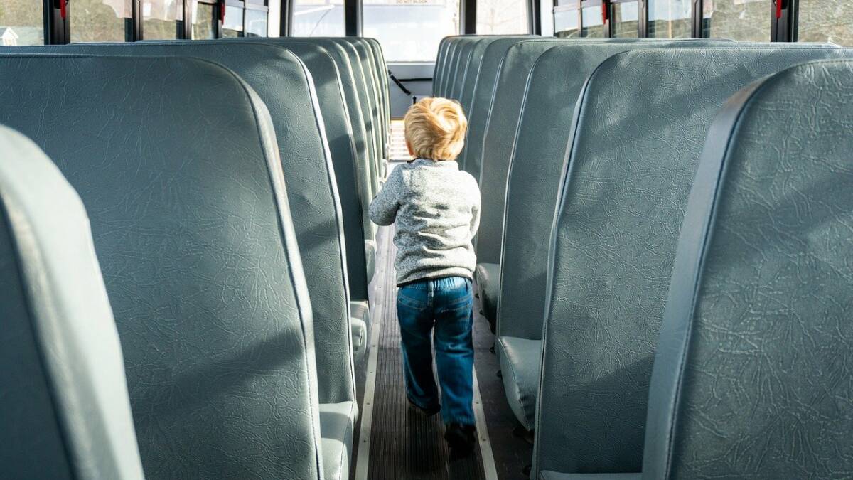 Verirrter Junge falscher Bus