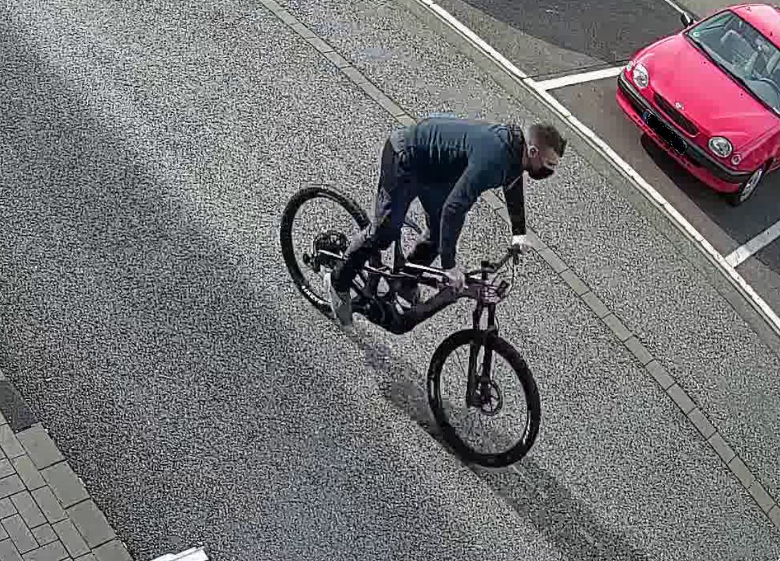 Die Polizei sucht einen mutmaßlichen Dieb.