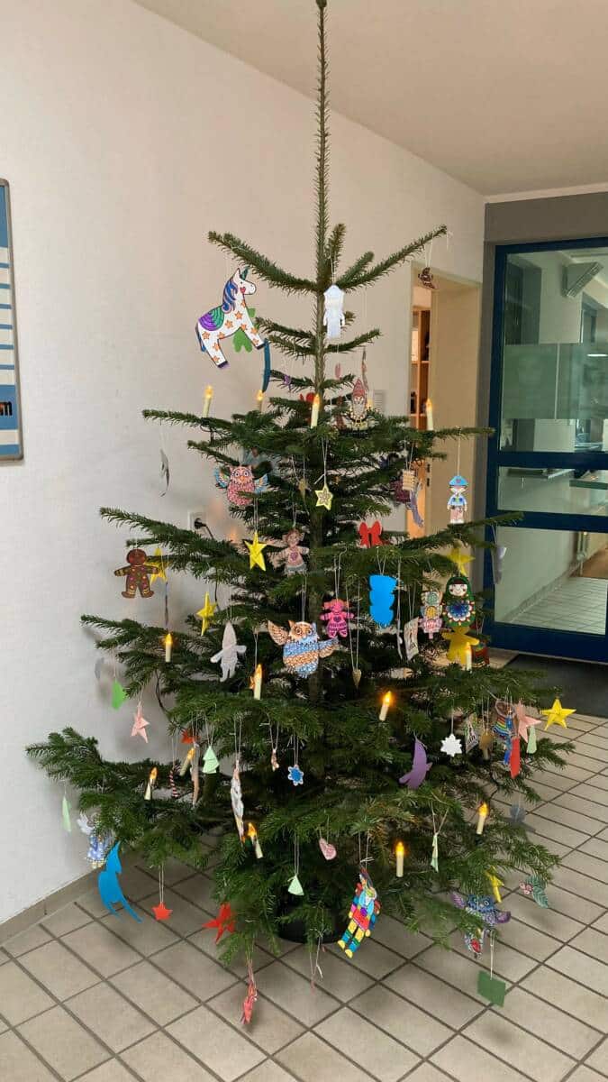 Weihnachtsbaum-Schmück-Aktion bei der Polizeiinspektion Cochem