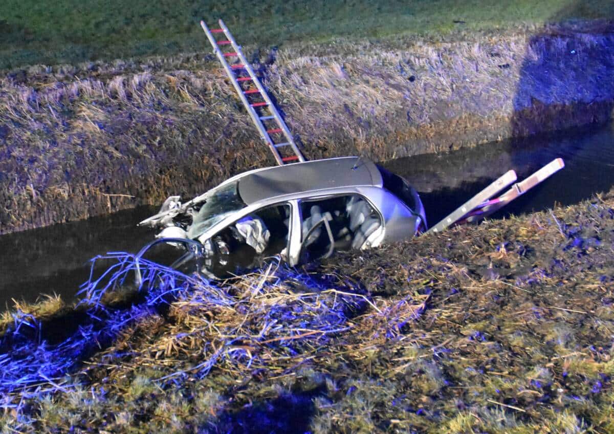 Unfallfahrzeug im Graben