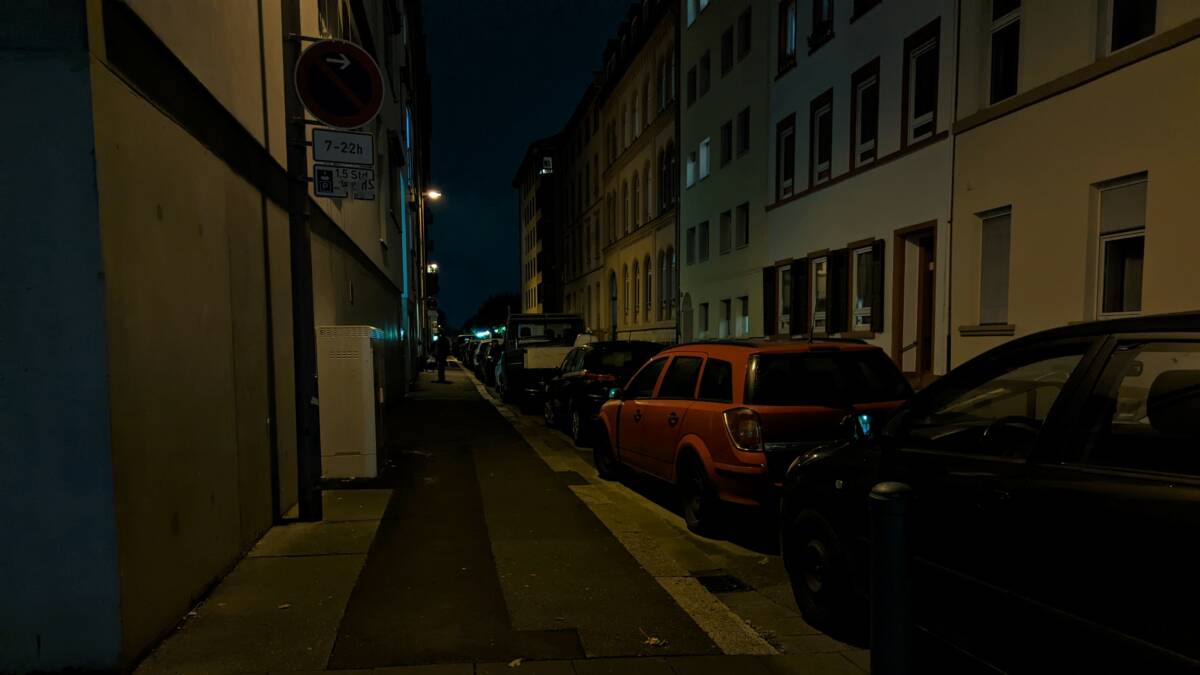 Symbolfoto: Geparkte Fahrzeuge in Dunkelheit