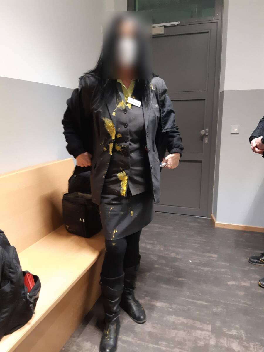 Zugbegleiterin mit beschmutzter Uniform