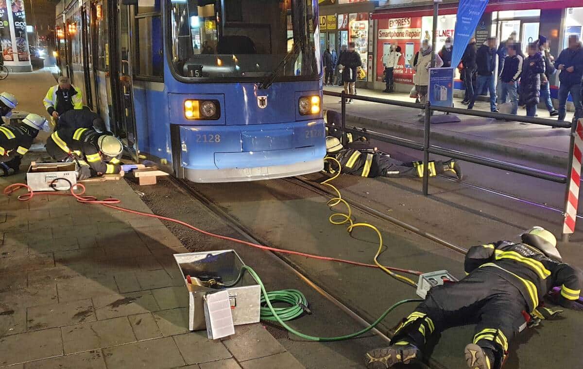 Hund unter Tram eingeklemmt