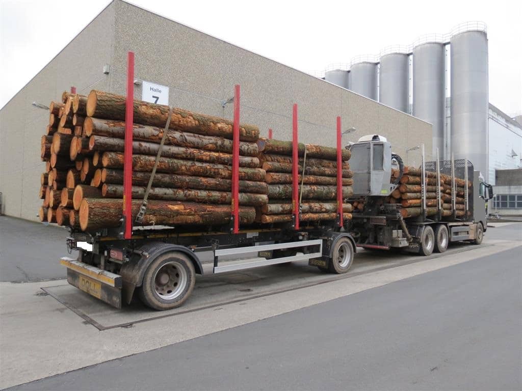 49,1 Tonnen brachte der Holztransport auf die Waage