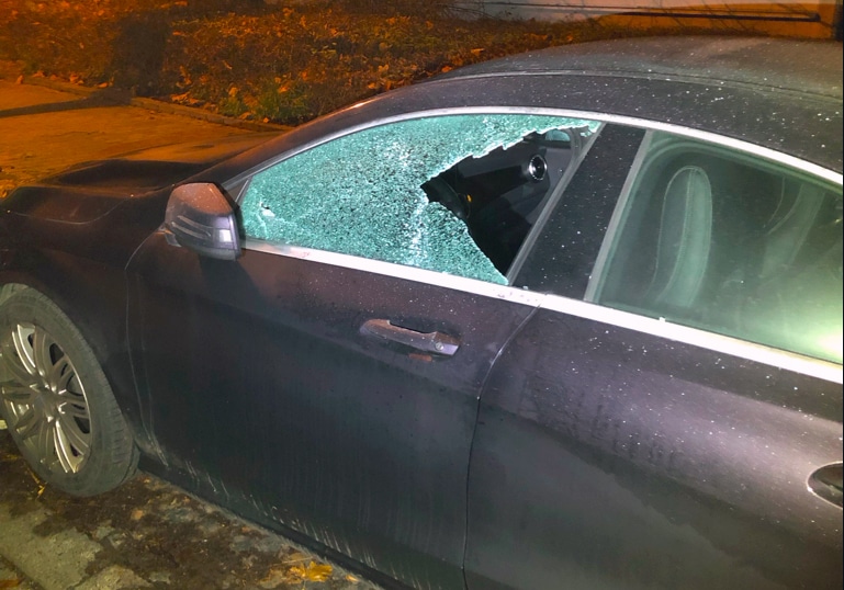 Scheibe eingeschlagen, Polizei sucht Zeugen!