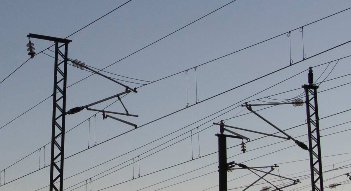 Symbolbild-Oberleitung-Spannung-Gefahr-SS1428404969