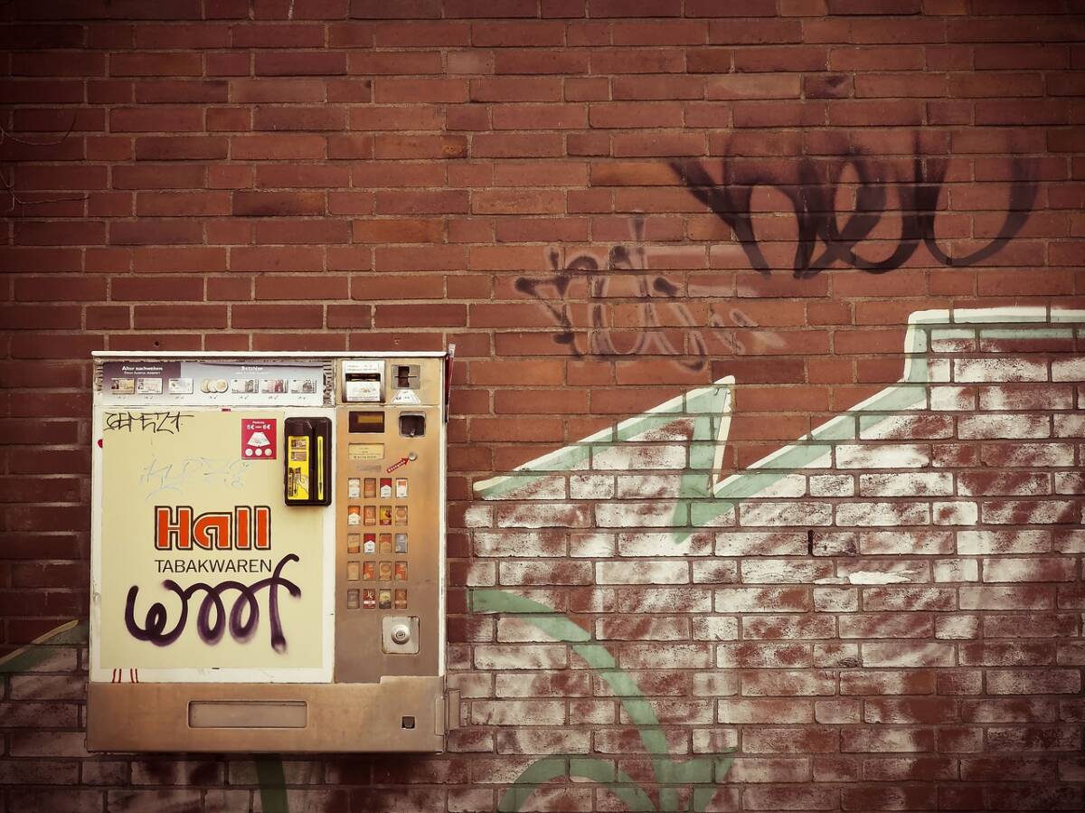 cigarette-machine-1210665_1280