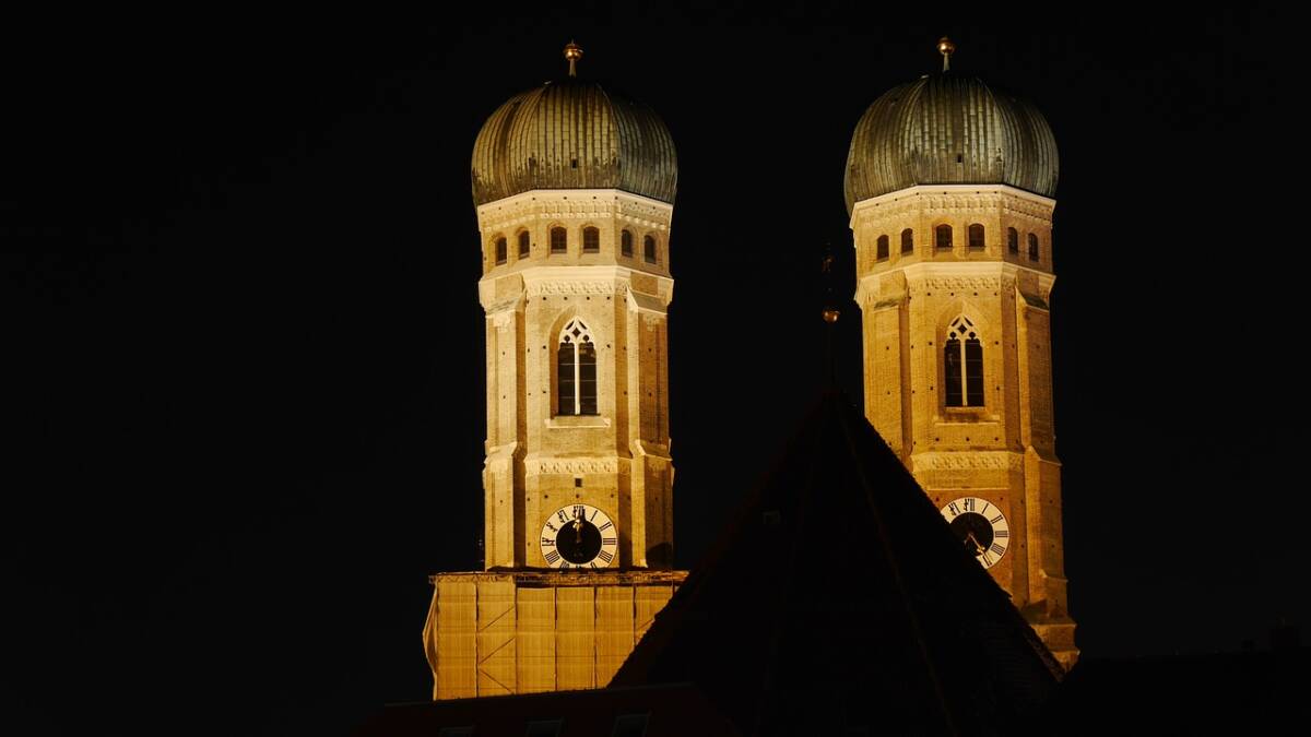 munich-at-night-1225284_1280