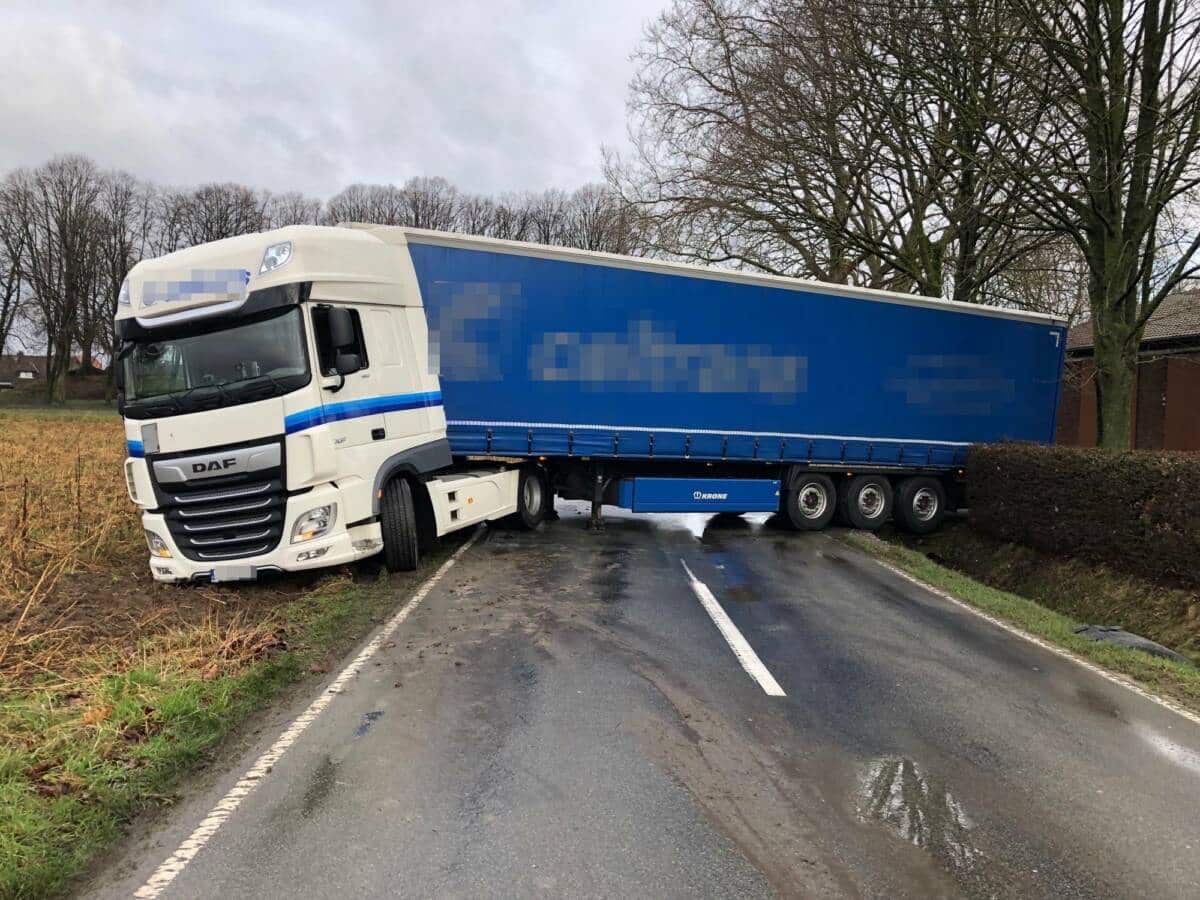 Der 40tonner Sattelzug blockierte über zwei Stunden die Wewelsburger Straße
