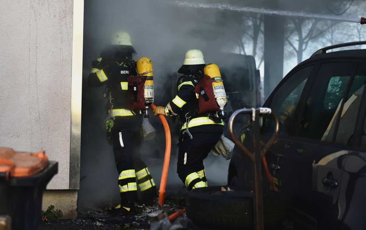 München: Brand in Autowerkstatt