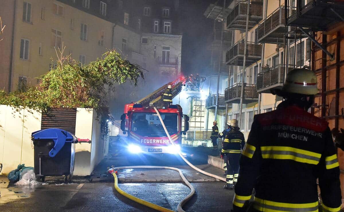 München: Umfangreiche Löschmaßnahmen nach Wohnungsbrand