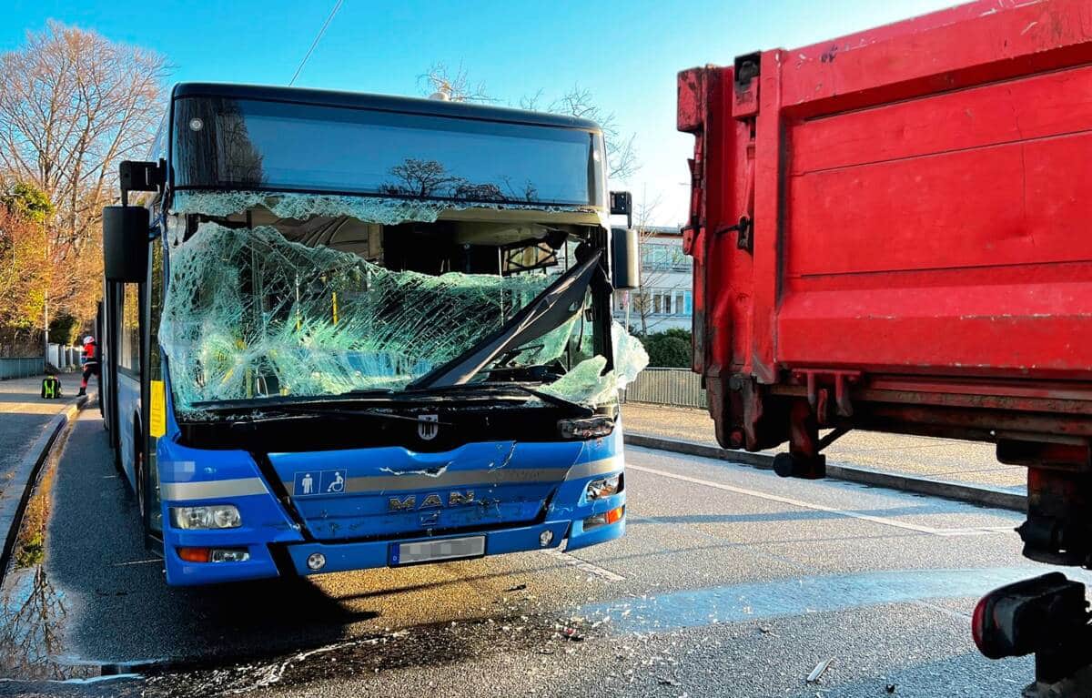 München: Linienbus prallt auf Lkw