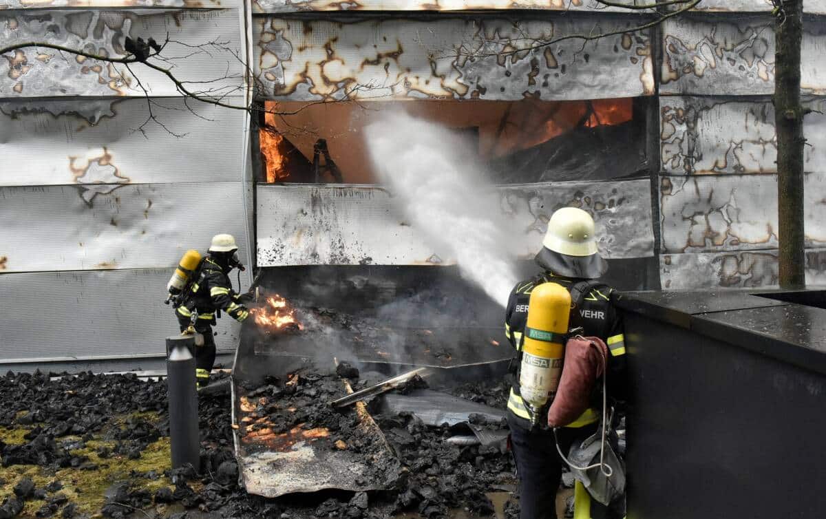 München: Rauchwolke über dem Euro-Industriepark