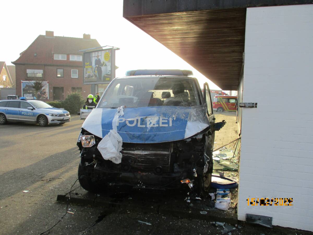 schwer beschรคdigter Streifenwagen