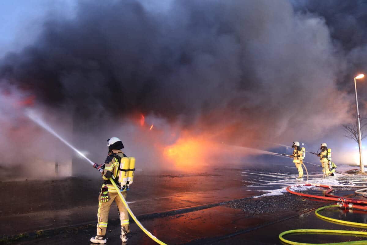 Mehrere Trupps unter Atemschutz löschten den Brand.